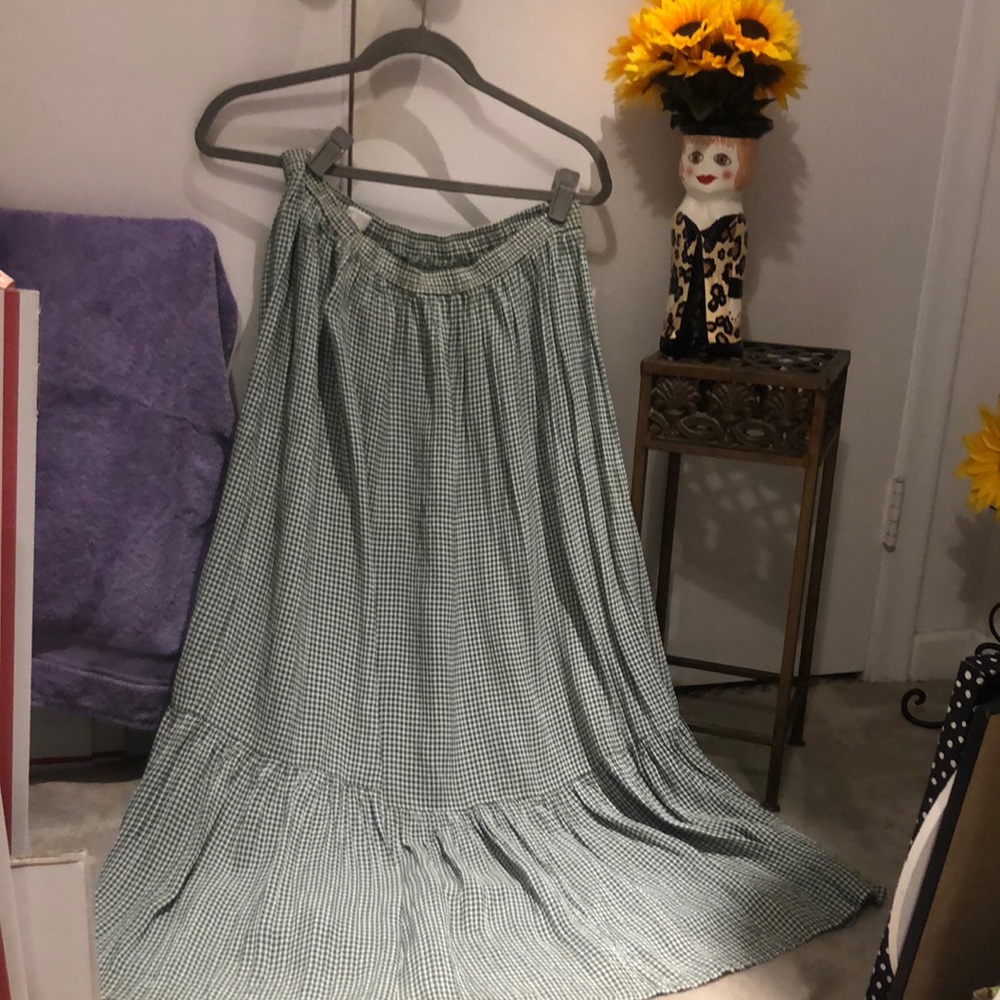Jones NY skirt. Elasticized waist   Size L.  Hardly worn.